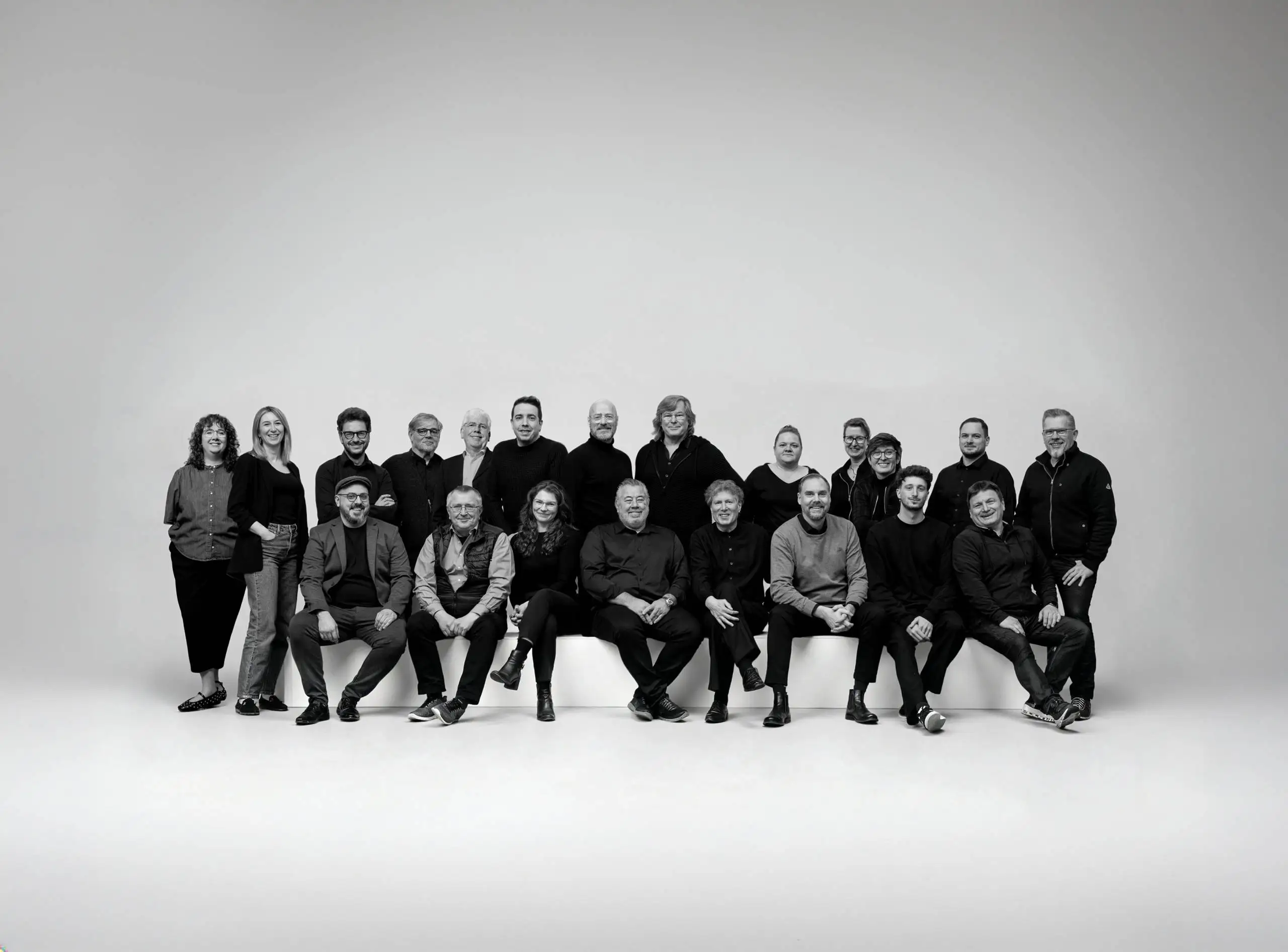 Schwarz-weißes Gruppenfoto eines Teams im Fotostudio